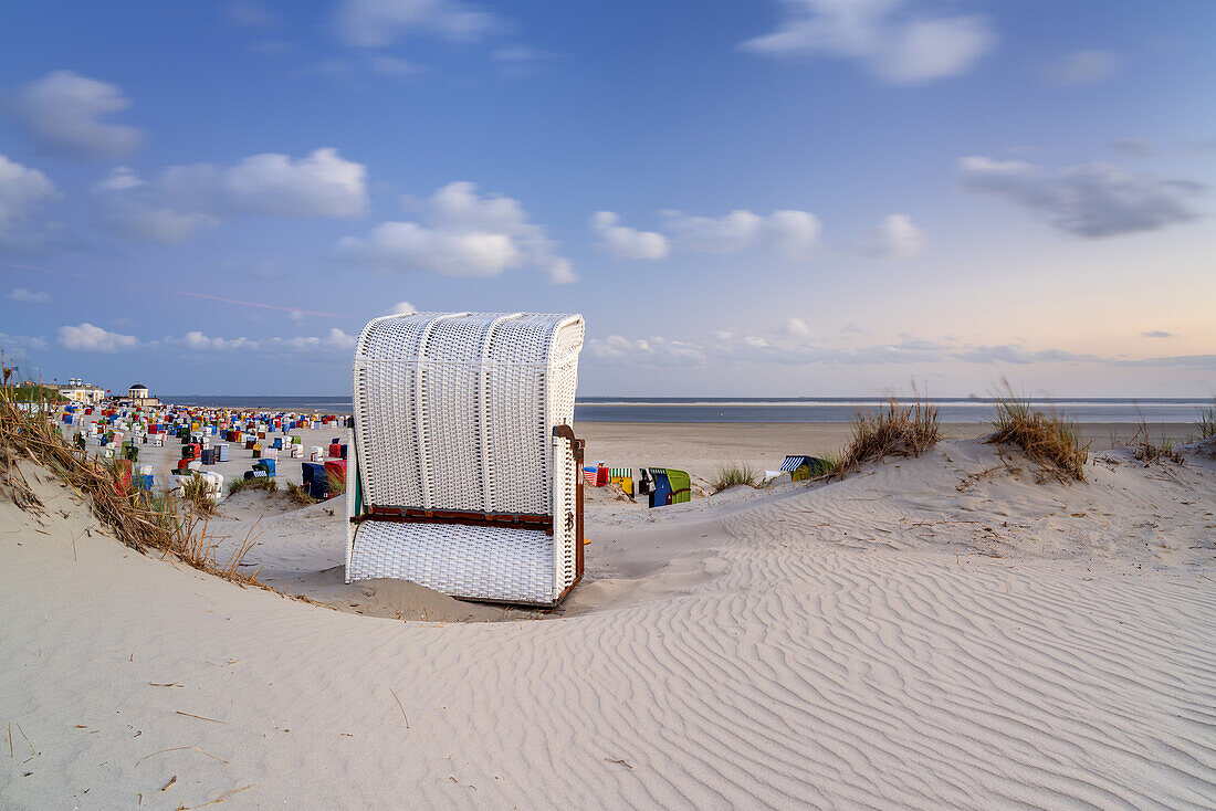 Strandkorb am Strand, Insel Borkum, Niedersachsen, Deutschland