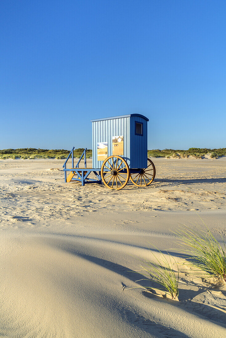 Badekarren am Strand, Insel Borkum, Niedersachsen, Deutschland