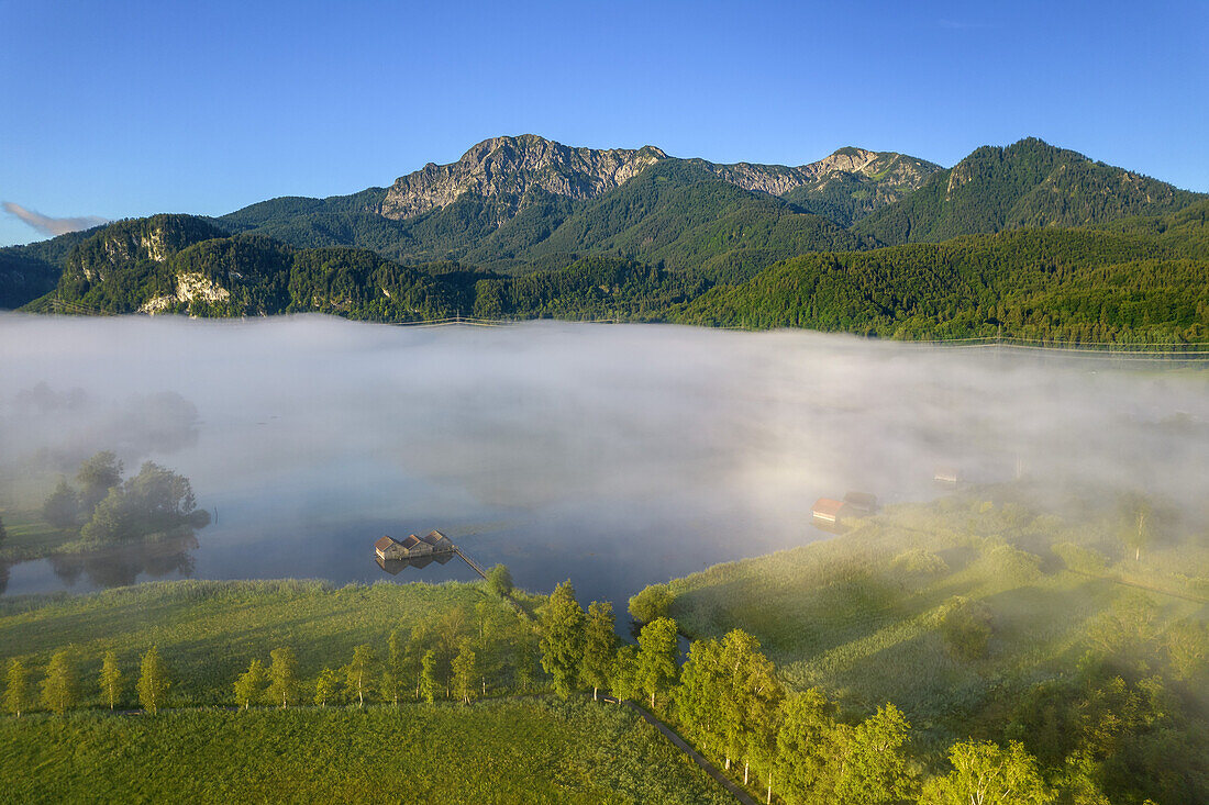 Blick über Kochelsee zum Herzogstand (1.565 m) und Heimgarten (1.791 m),  Schlehdorf, Oberbayern, Bayern, Deutschland