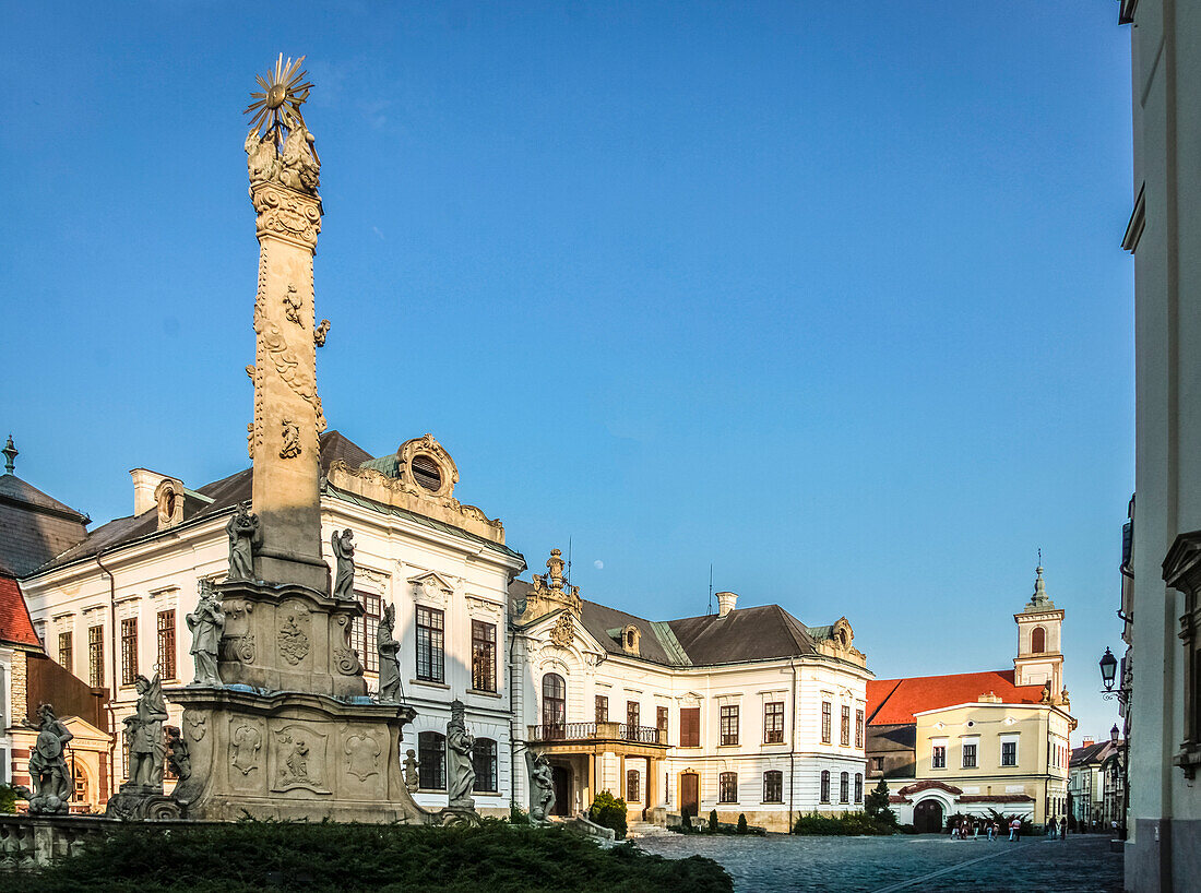Säule der Heiligen Dreifaltigkeit vor dem Erzbischofspalast  im Burgviertel von Veszprém, Landkreis Veszprém, Ungarn