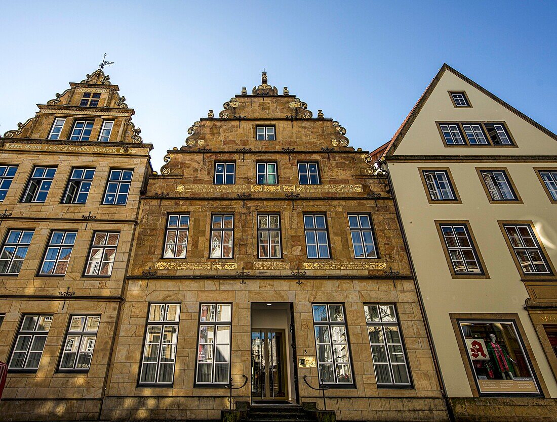 Bürgerhäuser am Alten Markt in Bielefeld, in der Mitte das Battighaus von 1680, Bielefeld, Teutoburger Wald, Nordrhein-Westfalen, Deutschland