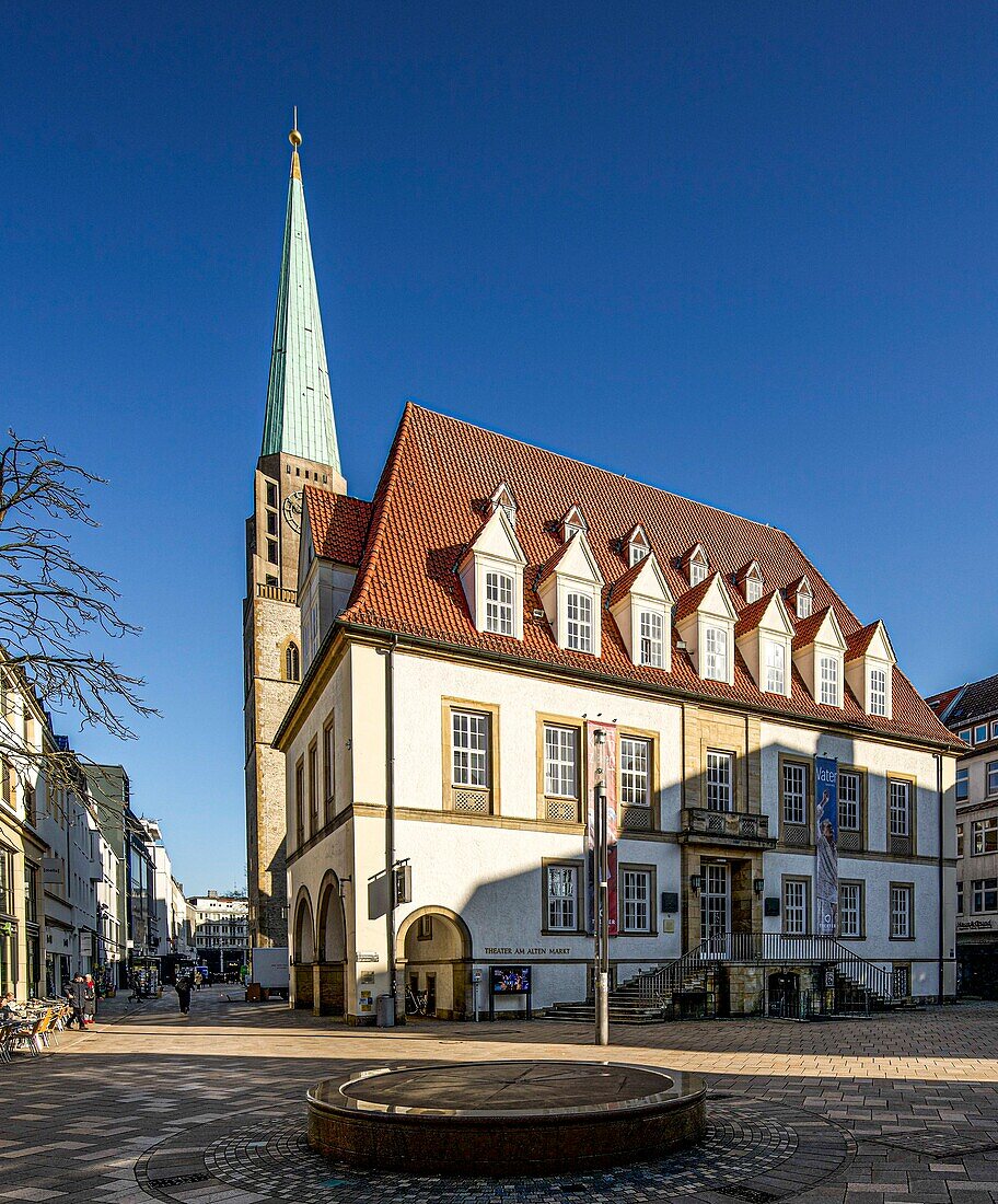 Theater am Alten Markt, im Hintergrund die Altstädter Nicolaikirche, Altstadt von Bielefeld, Teutoburger Wald, Nordrhein-Westfalen, Deutschland