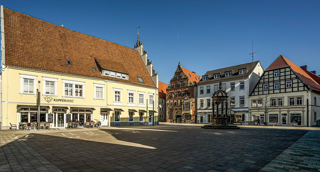 Neustädter Markt mit Brunnen, Neustädter Rathaus und Wulferthaus, Herford, Nordrhein-Westfalen, Deutschland