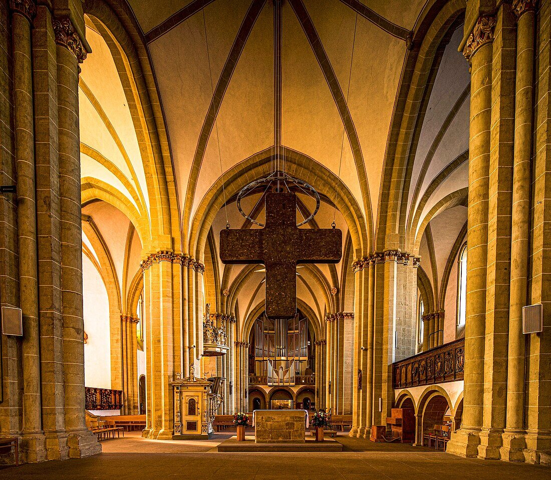 Innenraum der Herforder Münsterkirche, Blick vom Chor zur Hauptorgel, Herford, Nordrhein-Westfalen, Deutschland