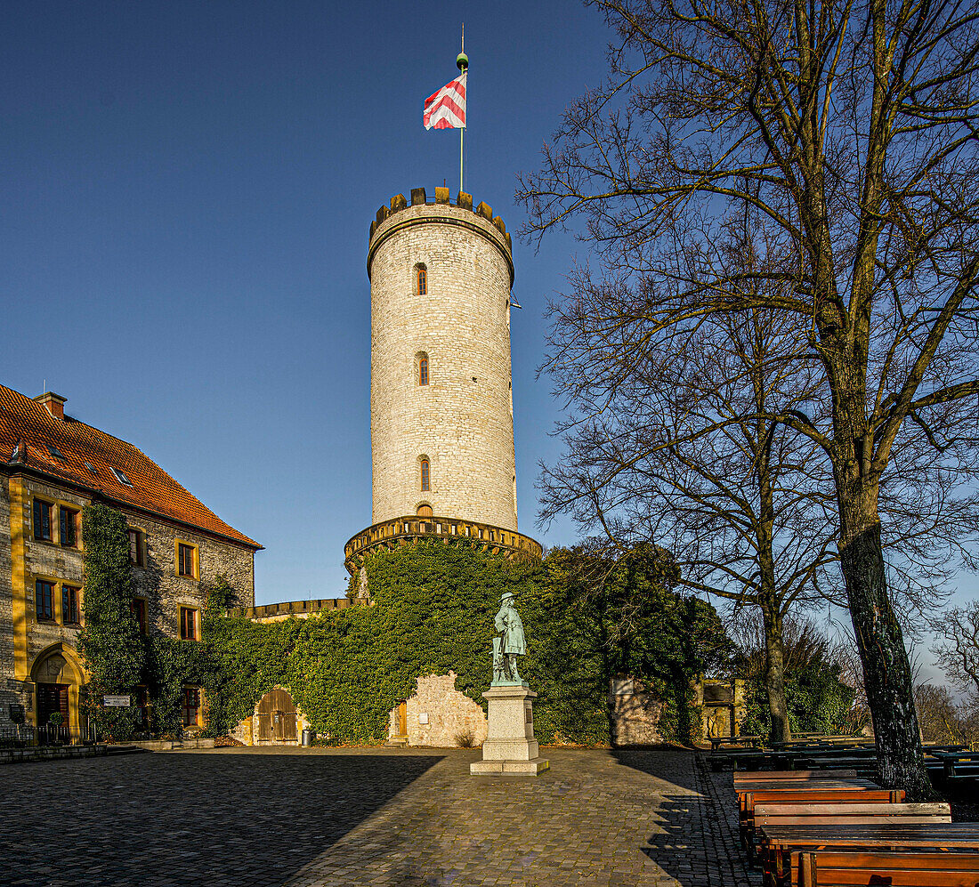 Inner courtyard of the Sparrenburg with the monument to the Great Elector, keep and palace building, Bielefeld, Teutoburg Forest, North Rhine-Westphalia, Germany