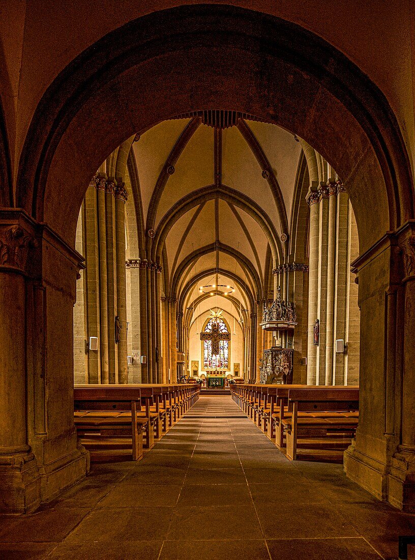 Innenraum der Herforder Münsterkirche, Blick zum Chor, Herford, Nordrhein-Westfalen, Deutschland