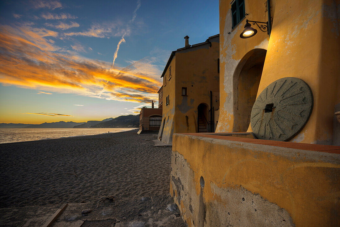 Gelbe Häuser am Strand, Varigotti, Finale Ligure, Riviera di Ponente, Ligurien, Italien