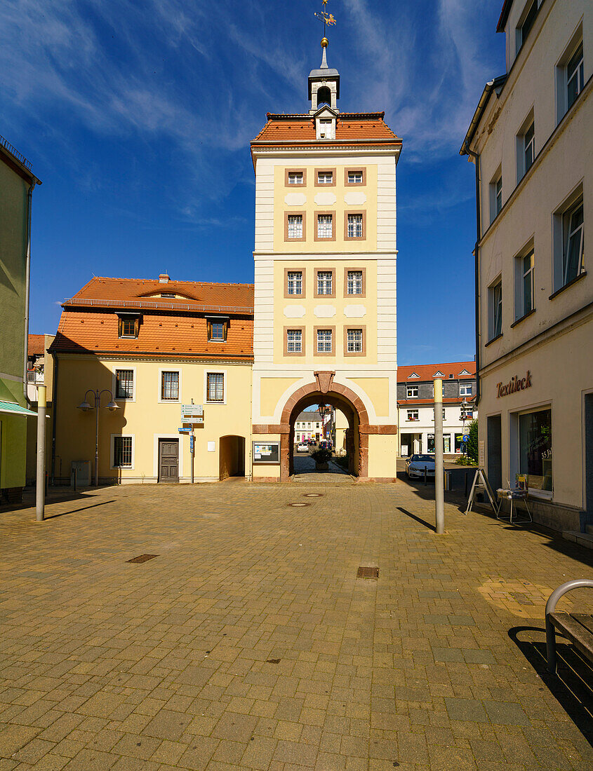 Das Reichstor in der historischen Altstadt der Stadt Borna, Landkreis Leipzig, Sachsen, Deutschland