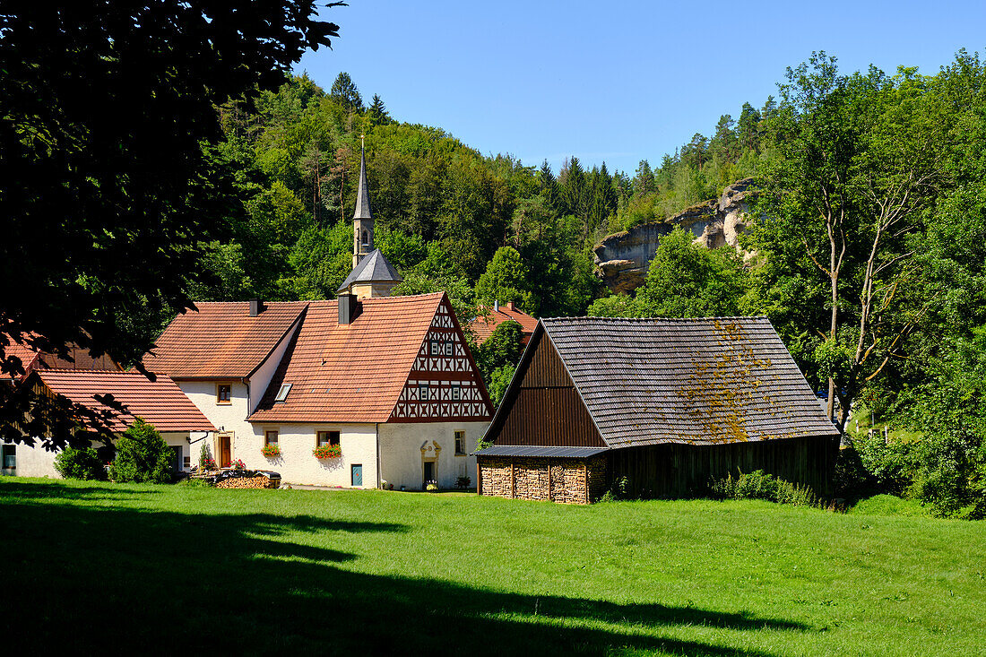 Landschaft und Felsenhänge im Kleinziegenfelder Tal, Fränkische Schweiz, Landkreis Lichtenfels, Oberfranken, Franken, Bayern, Deutschland