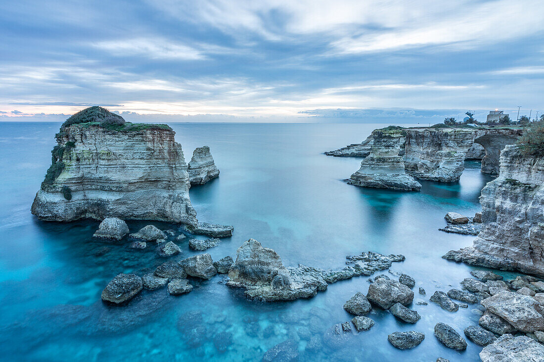 Felsiger Küstenverlauf bei Sant'Andrea, Lecce, Apulien, Puglia, Italien, Europa