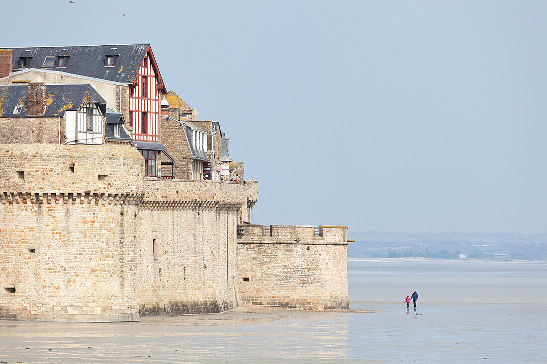 Festungsmauer am Eingang zum Mont St. Michel, Normandie, Frankreich