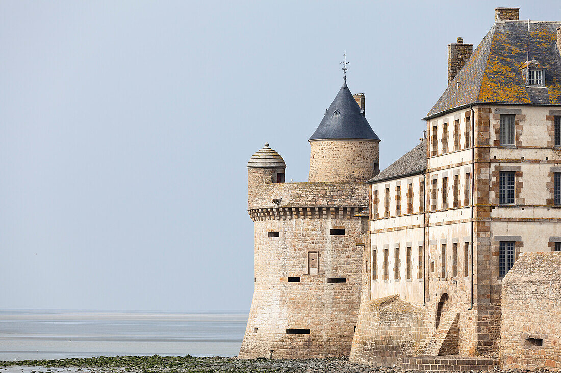 Burg im Meer, die Festungsmauern des Mont St. Michel, Normandie, Frankreich