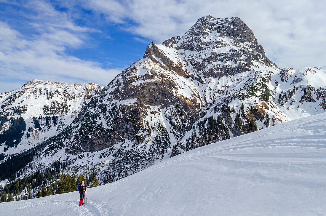 Snowshoe hikers climbing the Gamsfuss with Großer Widderstein, Kleinwalsertal, Allgäu, Vorarlberg, Austria