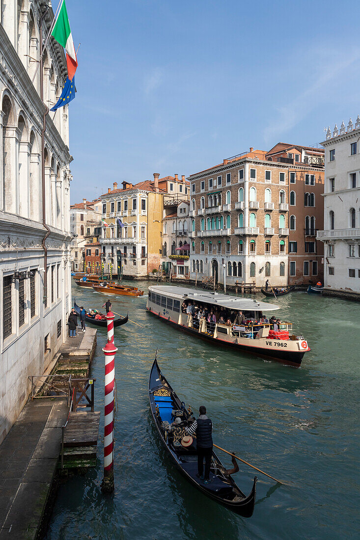 Gondeln und Fähre mit Touristen in Rio del Vin. Venedig, Venetien, Italien