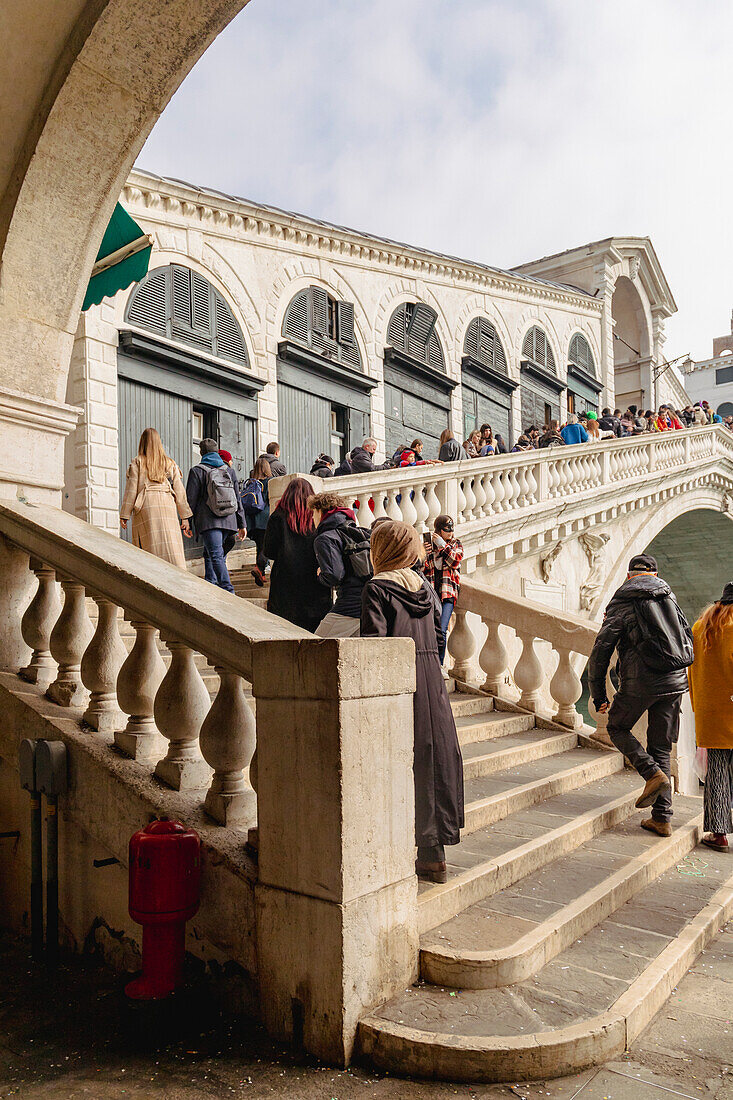 Touristen auf der Rialtobrücke. Venedig, Venetien, Italien