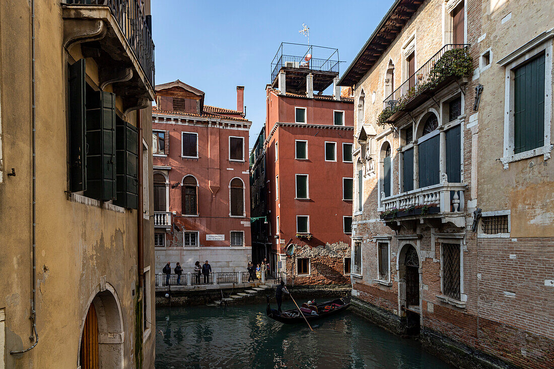 Gondel mit Touristen. Venedig, Venetien, Italien