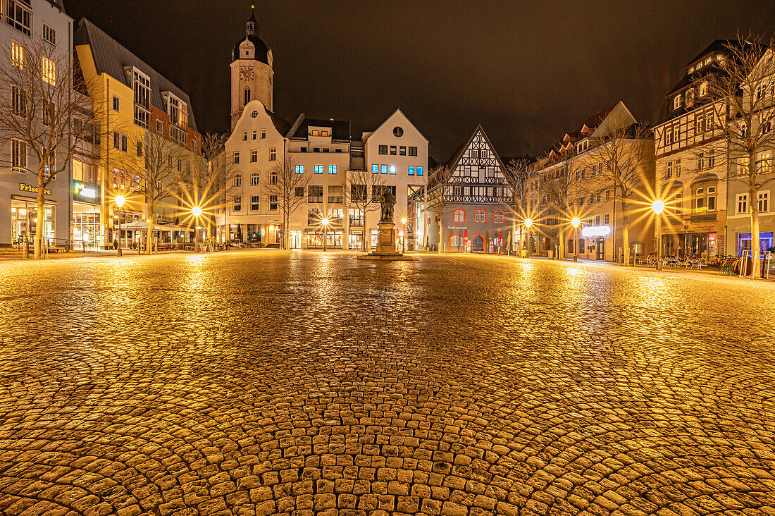 Der Marktplatz von Jena mit der Statue vom Hanfried und der Stadtkirche „Sankt Michael“ im Hintergrund in der Nacht, Jena, Thüringen, Deutschland