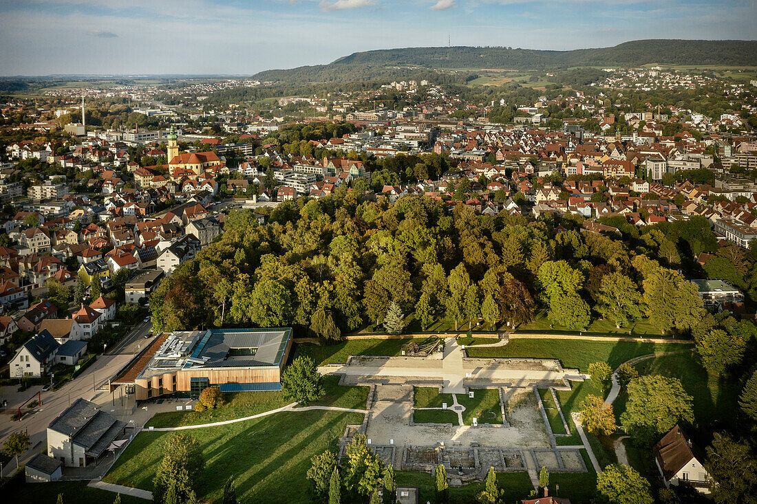 Limes Museum in Aalen mit Blick zur Salvatorkirche und den Braunenberg, Ostalbkreis, Schwäbische Alb, Baden-Württemberg, Deutschland, Europa, UNESCO Weltkulturerbe