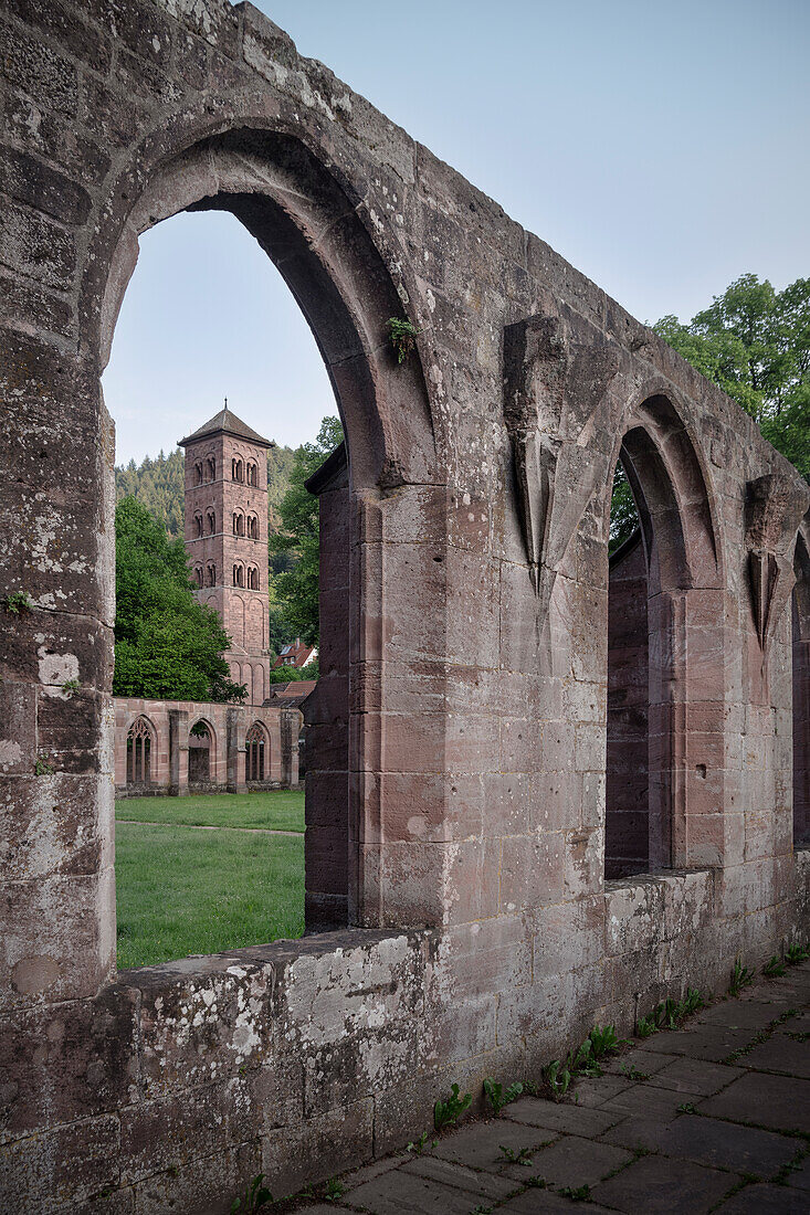 Kreuzgang und Eulenturm vom Kloster Hirsau bei Calw, Baden-Württemberg, Deutschland, Europa