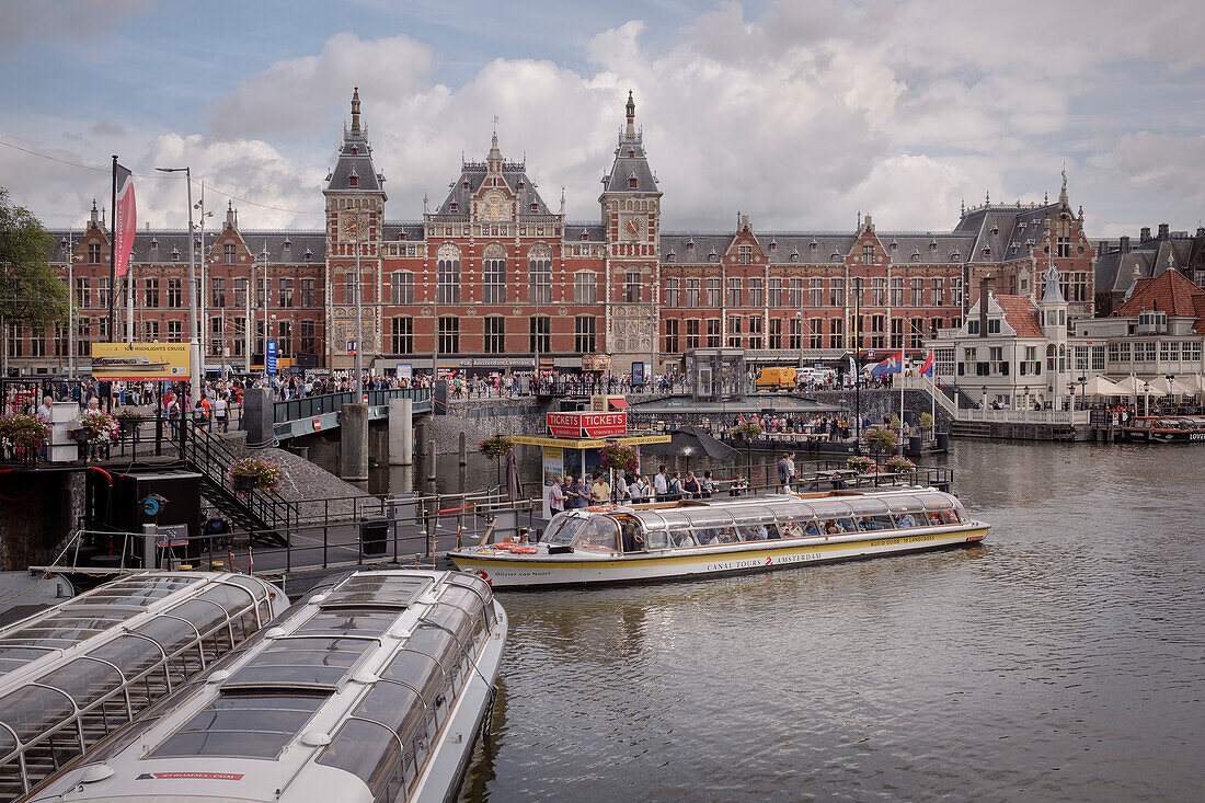 Hauptbahnhof Amsterdam Centraal, Amsterdam, Provinz Noord-Holland, Niederlande, Europa