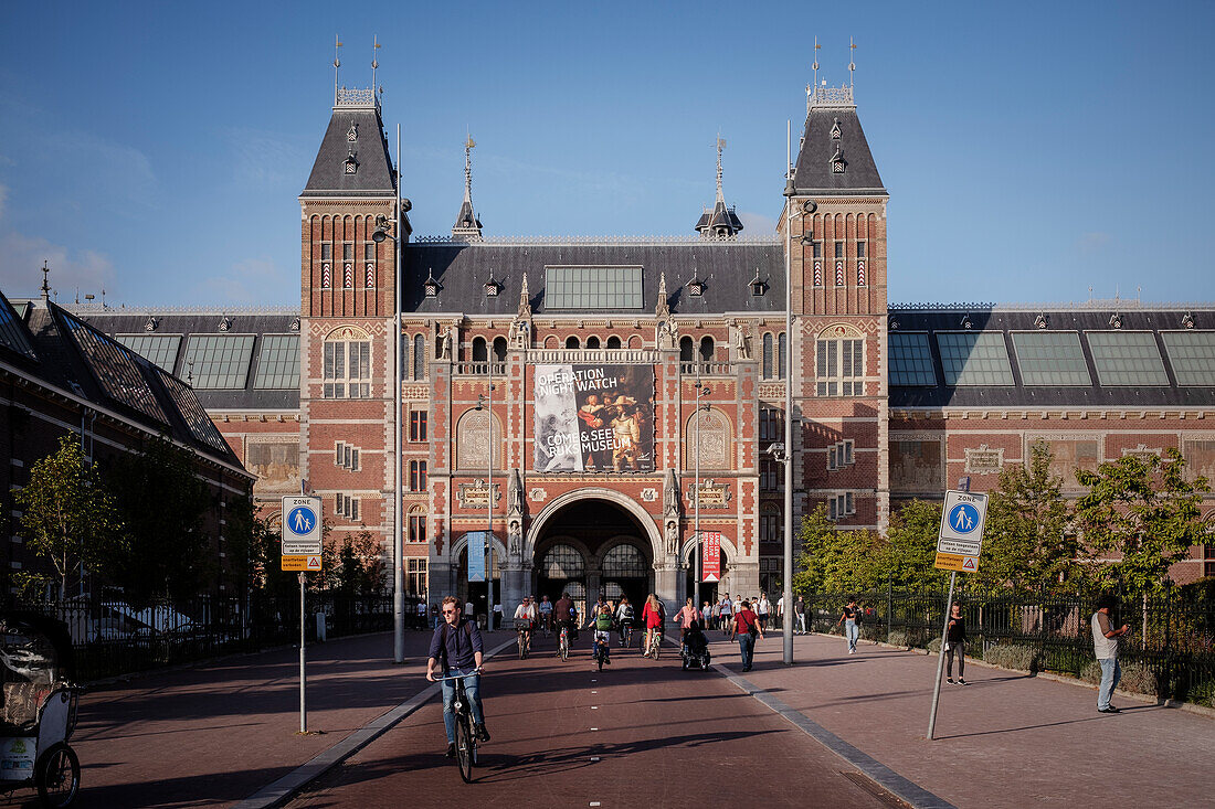 Reichsmuseum (Rijksmuseum) hin zum Park Museumplein, Amsterdam, Provinz Noord-Holland, Niederlande, Europa