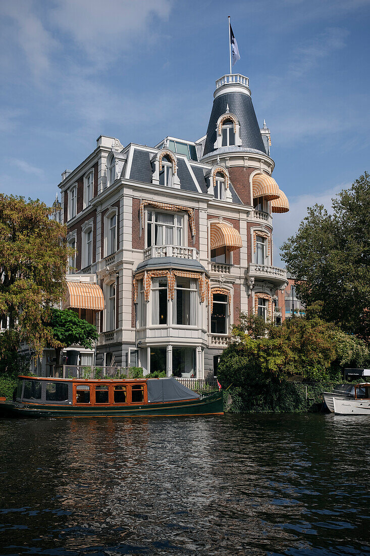 Blick über Gracht zu historischen Gebäuden, Amsterdam, Provinz Noord-Holland, Niederlande, Europa