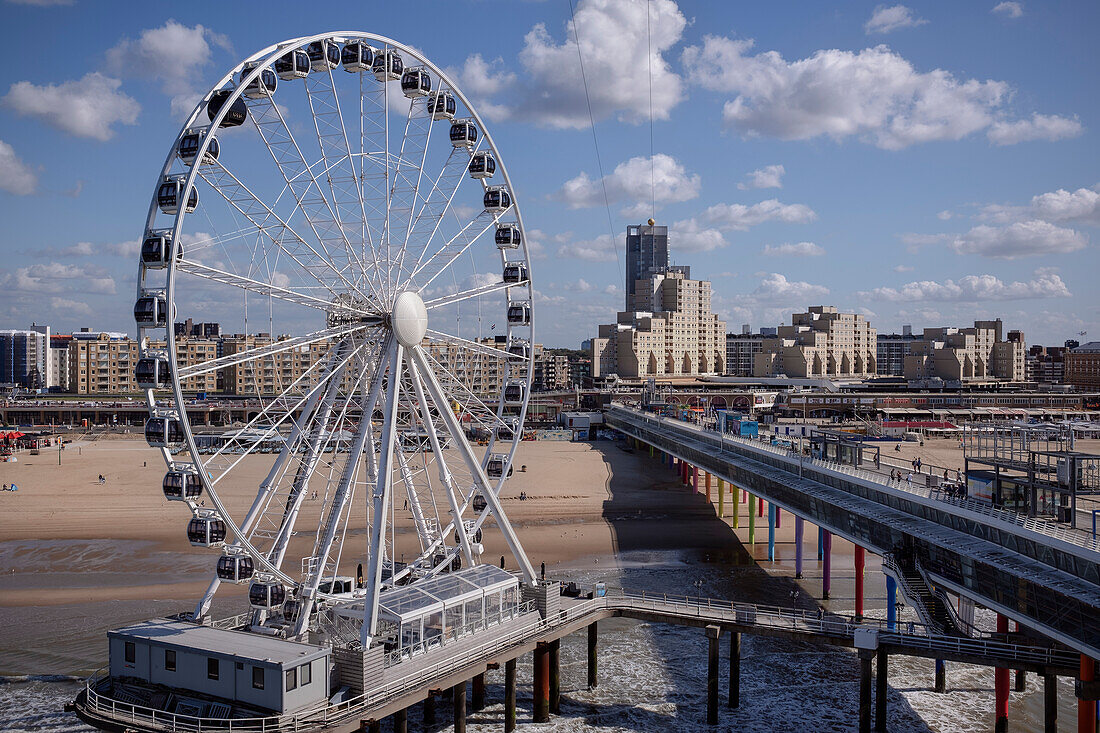 Seebrücke "De Pier" mit Riesenrad am Scheveningen Strand, Den Haag, Provinz Zuid-Holland, Niederlande, Europa