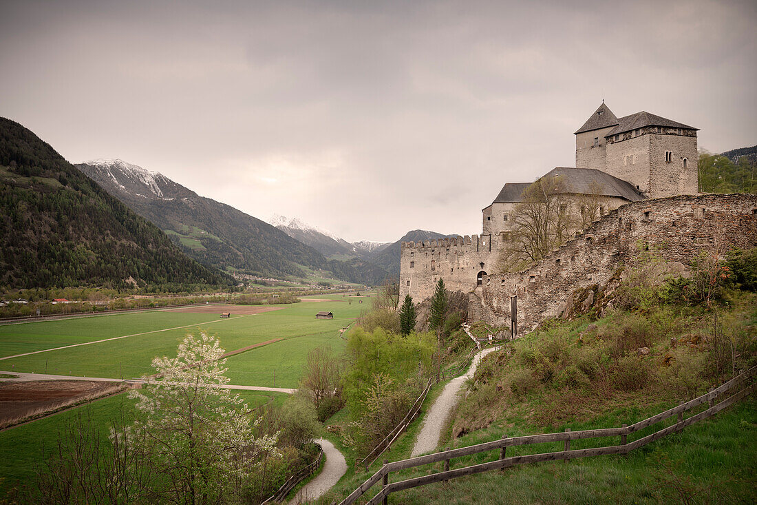 Burg Reifenstein und das Wipptal, Sterzing, Südtirol, Italien, Alpen, Europa