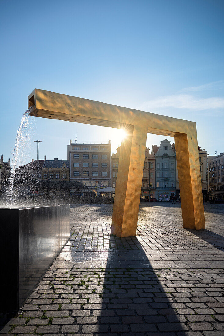 Goldener Brunnen "Kamel" am Platz der Republik, Pilsen (Plzeň), Böhmen, Tschechien, Europa