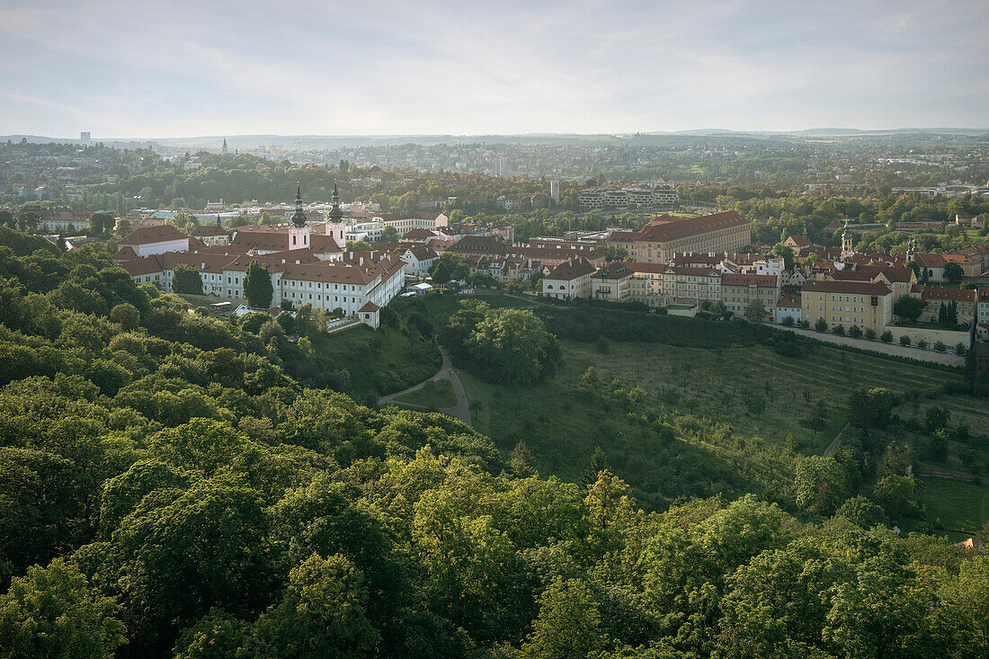 Panoramablick vom Aussichtsturm Petřín auf Kloster Strahov, Prag, Böhmen, Tschechien, Europa, UNESCO Weltkulturerbe