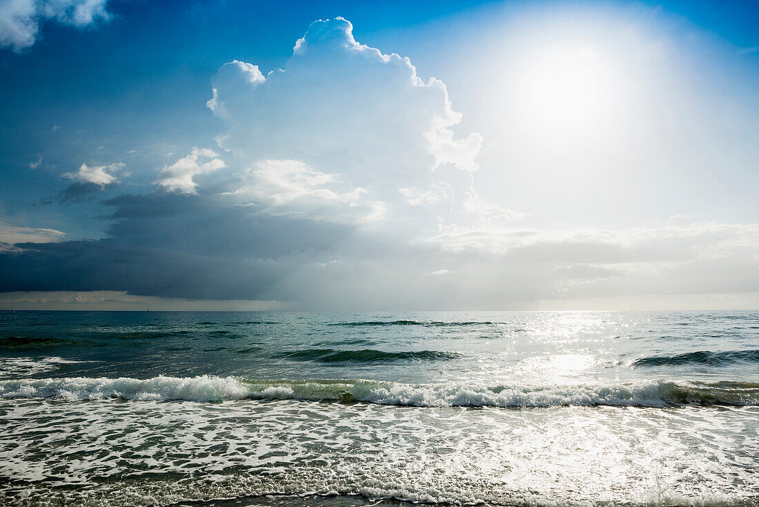 Gewitterwolken über dem Meer, la Marana, bei Bastia, Département Haute-Corse, Korsika, Mittelmeer, Frankreich