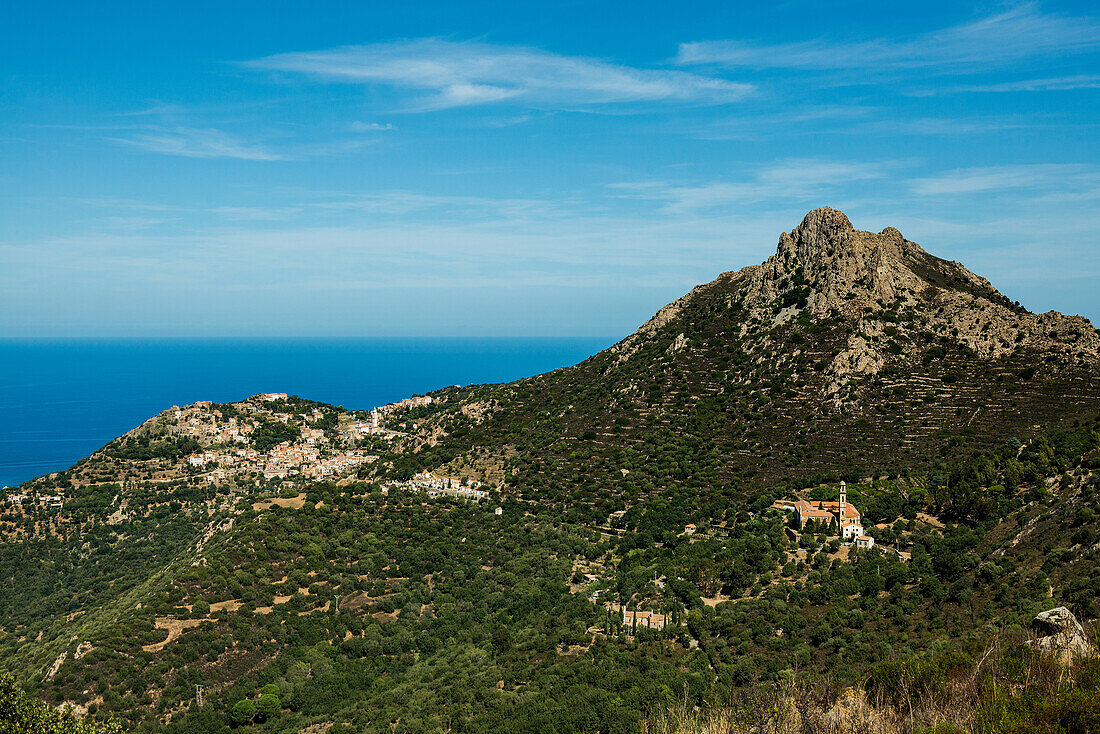 Blick auf Mittelalterliches Bergdorf an der Küste, Corbara, bei LÎle-Rousse, Balagne, Département Haute-Corse, Korsika, Frankreich