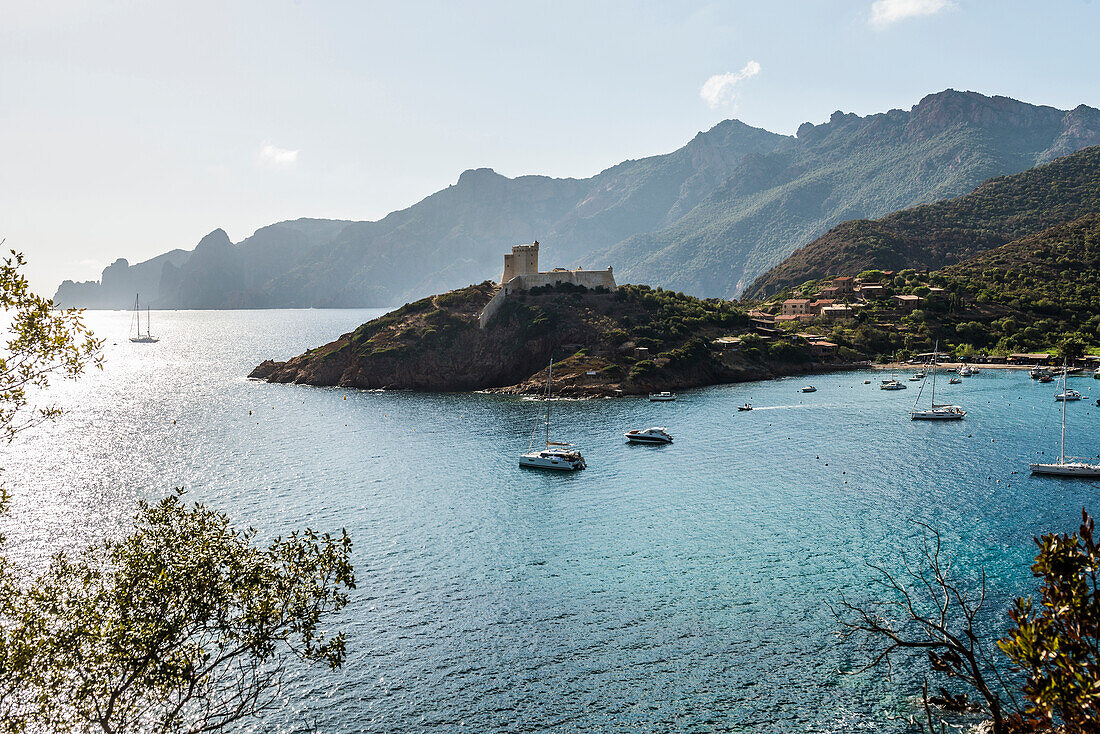 Blick auf Girolata, Halbinsel La Scandola, Département Haute-Corse, Westküste, Korsika, Mittelmeer, Frankreich