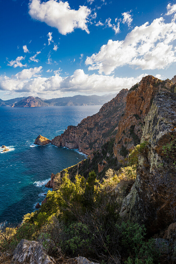 Rote Granitfelsen, Tafoni, Calanches de Piana, Bucht von Porto, Département Haute-Corse, Westküste, Korsika, Mittelmeer, Frankreich