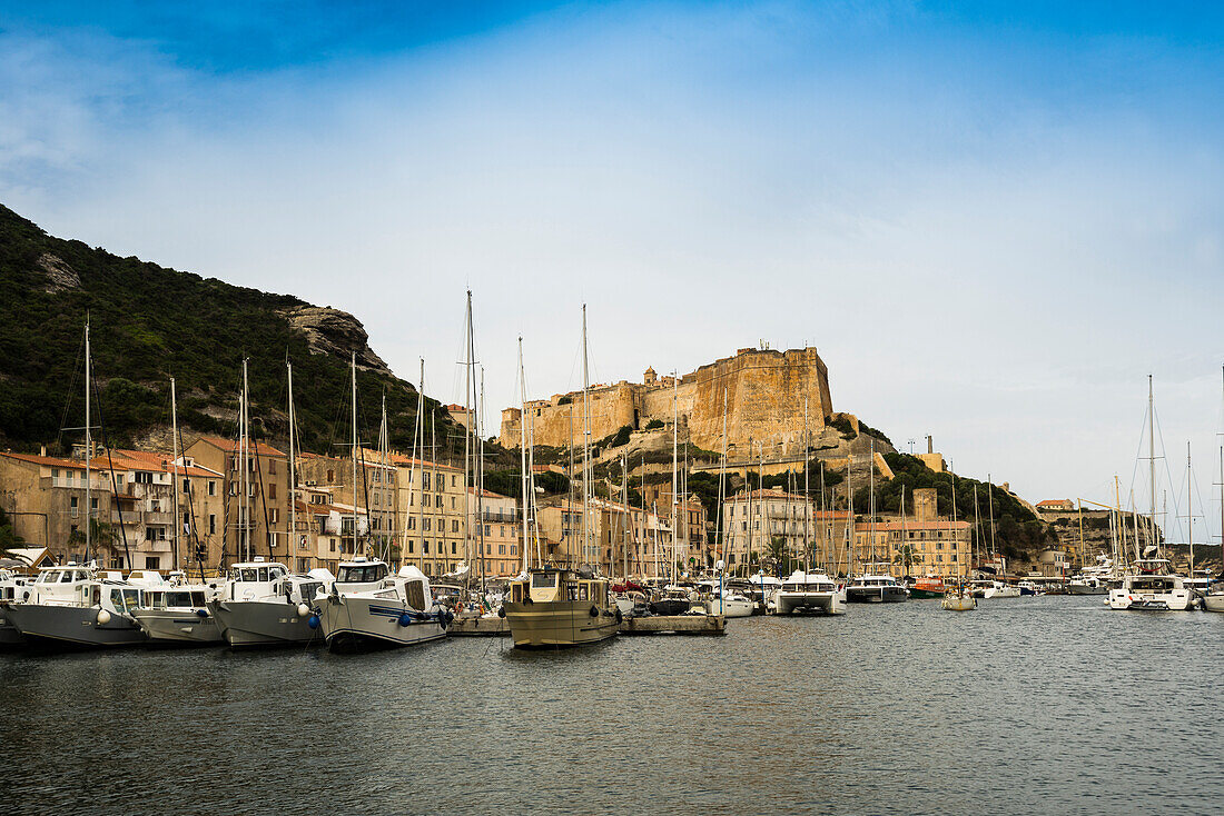 Segelboote im Hafen, Bonifacio, Südküste, Département Corse-du-Sud, Mittelmeer, Korsika, Frankreich