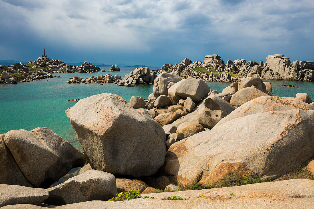 Granitfelsen und Meer, Tafoni, Lavezzi Inseln, Îles Lavezzi, Bonifacio, Corse-du-Sud, Mittelmeer, Korsika, Frankreich