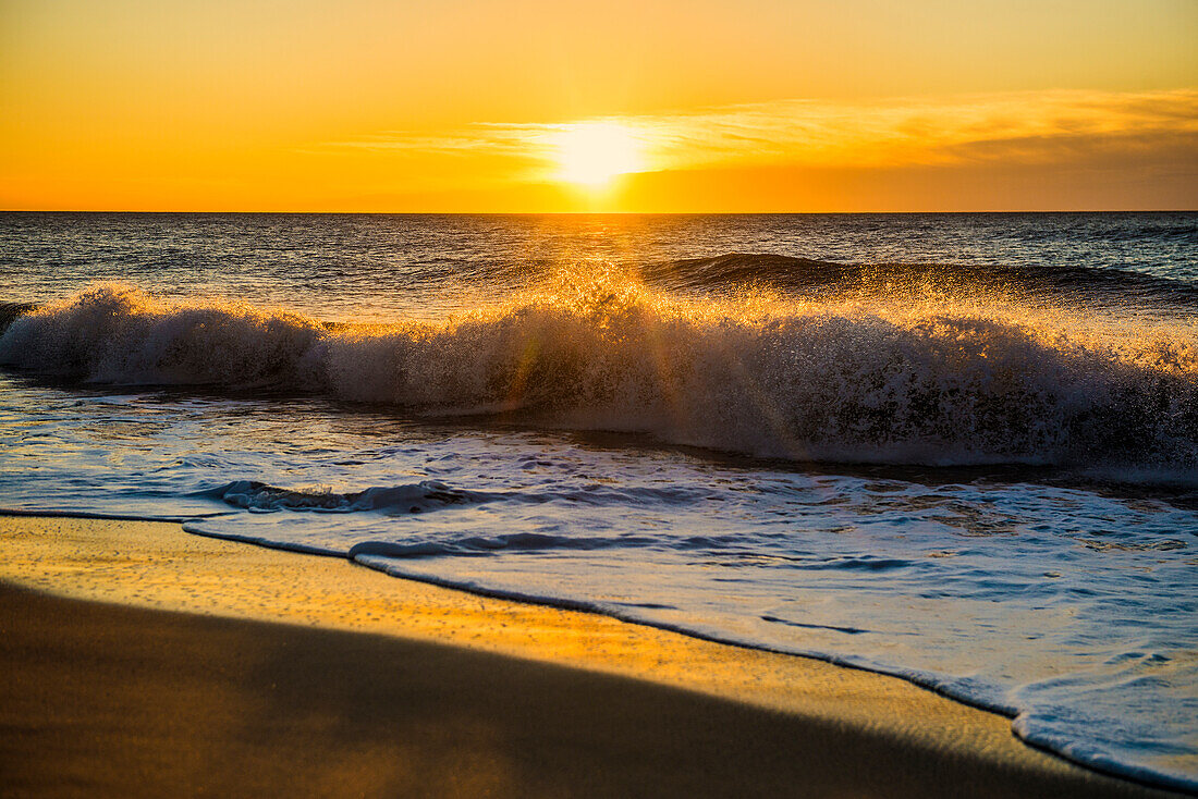 Sonnenaufgang mit Wellen am Strand, Plage de Pinia, bei Ghisonaccia, Département Haute-Corse, Mittelmeer, Korsika,  Frankreich