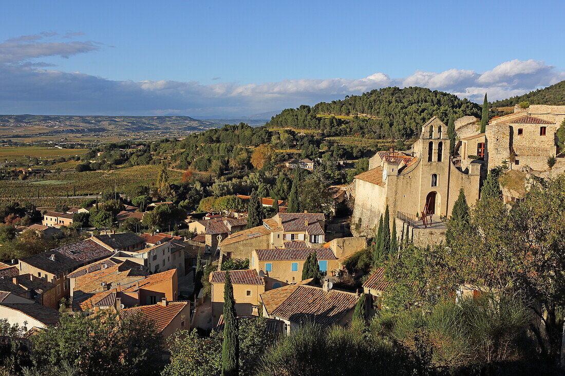 Ortsansicht von Gigondas mit der Kirche Sainte Catherine D'Alexandrie, Vaucluse, Provence-Alpes-Côte d'Azur, Frankreich