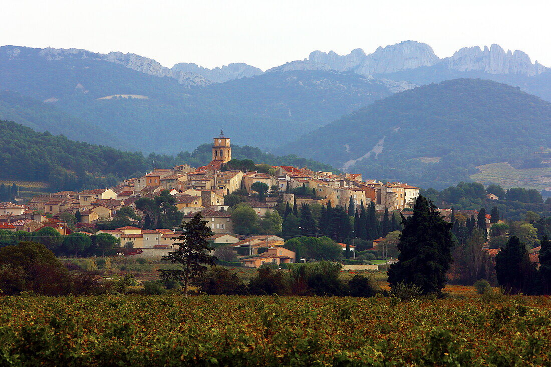 Blick auf Sablet und Dentelles de Montmirail, Vaucluse, Provence-Alpes-Côte d'Azur, Frankreich