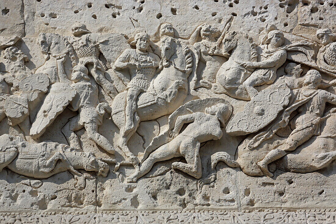 Relief im römischen Triumphbogen, Orange, Vaucluse, Provence-Alpes-Côte d'Azur, Frankreich