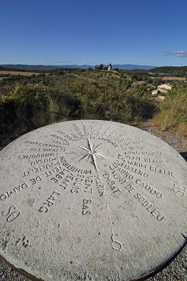 Orientierungstafel mit den Windnamen in Montfuron, Alpes-de-Haute-Provence, Provence-Alpes-Côte d'Azur, Frankreich