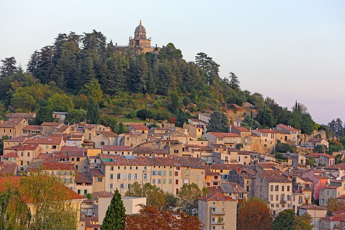 Blick auf Forcalquier und die Citadelle, Alpes-de-Haute-Provence, Provence-Alpes-Côte d'Azur, Frankreich