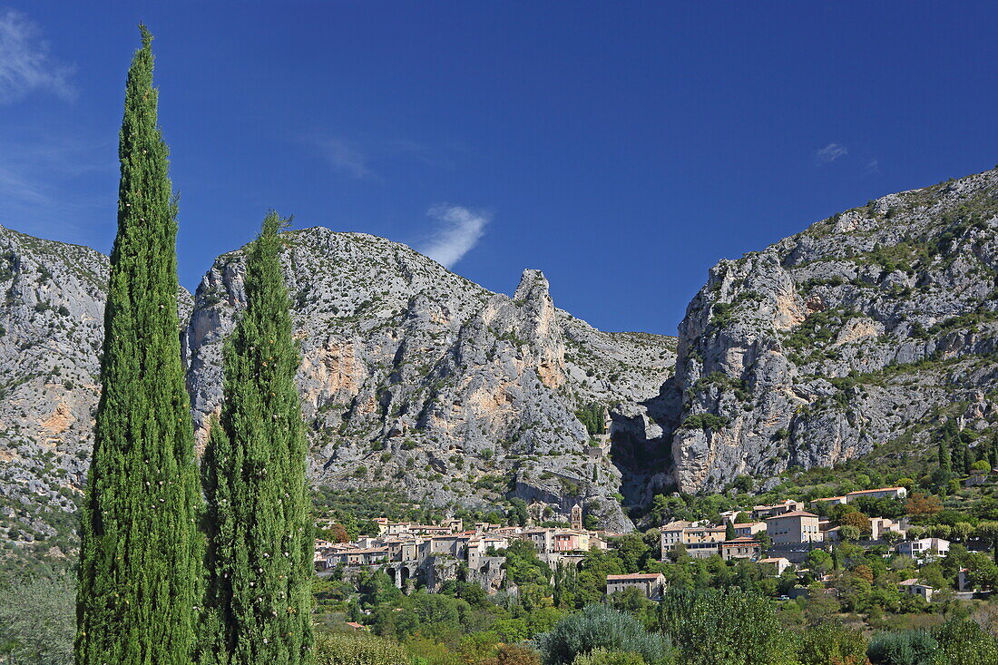 Blick auf Moustiers-Sainte-Marie, Alpes-de-Haute-Provence, Provence-Alpes-Côte d'Azur, Frankreich