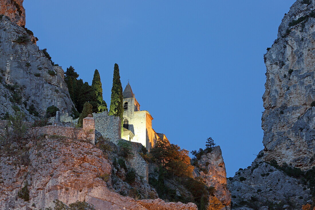 Chapel Notre-Dame-de-Beauvoir am Abend über Moustiers-Sainte-Marie, Alpes-de-Haute-Provence, Provence-Alpes-Côte d'Azur, Frankreich