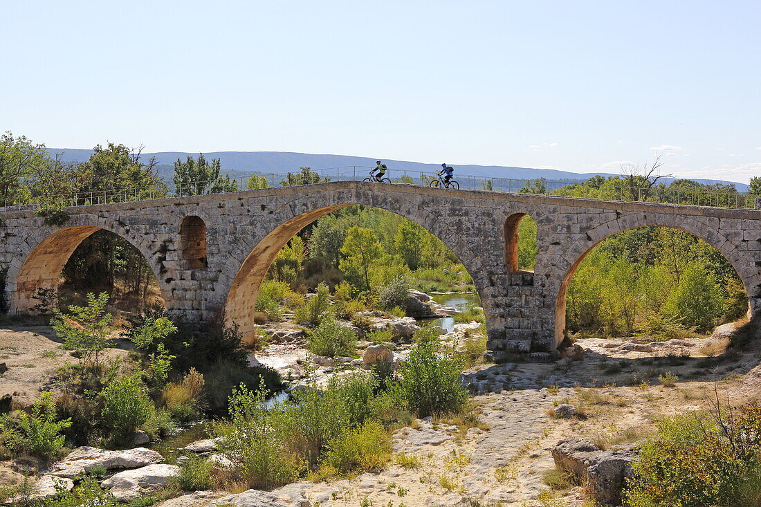 Römische Brücke Pont Julien über den Cavalon, Bonnieux, Vaucluse, Provence-Alpes-Côte d'Azur, Frankreich