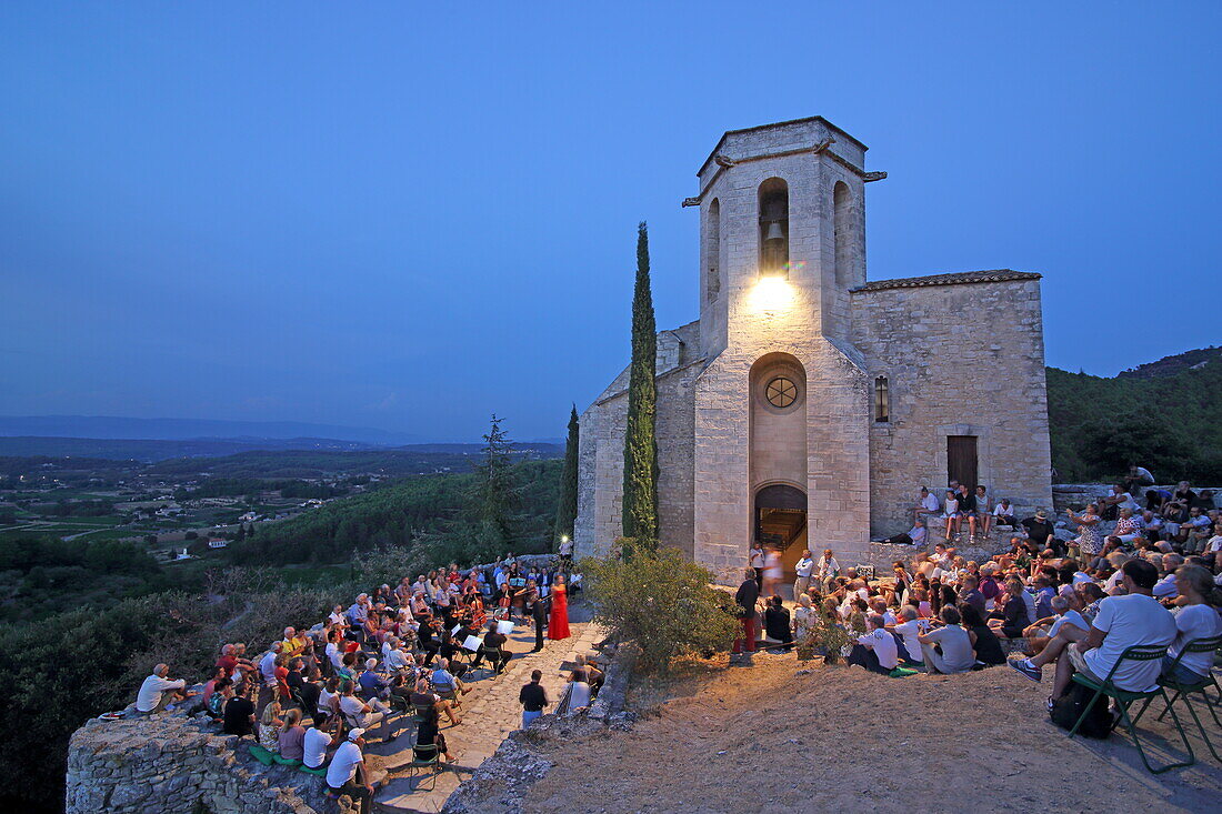 Konzert zum Sonnenuntergang 'Concerts au coucher du soleil' bei der alten Burg von Oppède-le-Vieux, Vaucluse, Provence-Alpes-Côte d'Azur, Frankreich