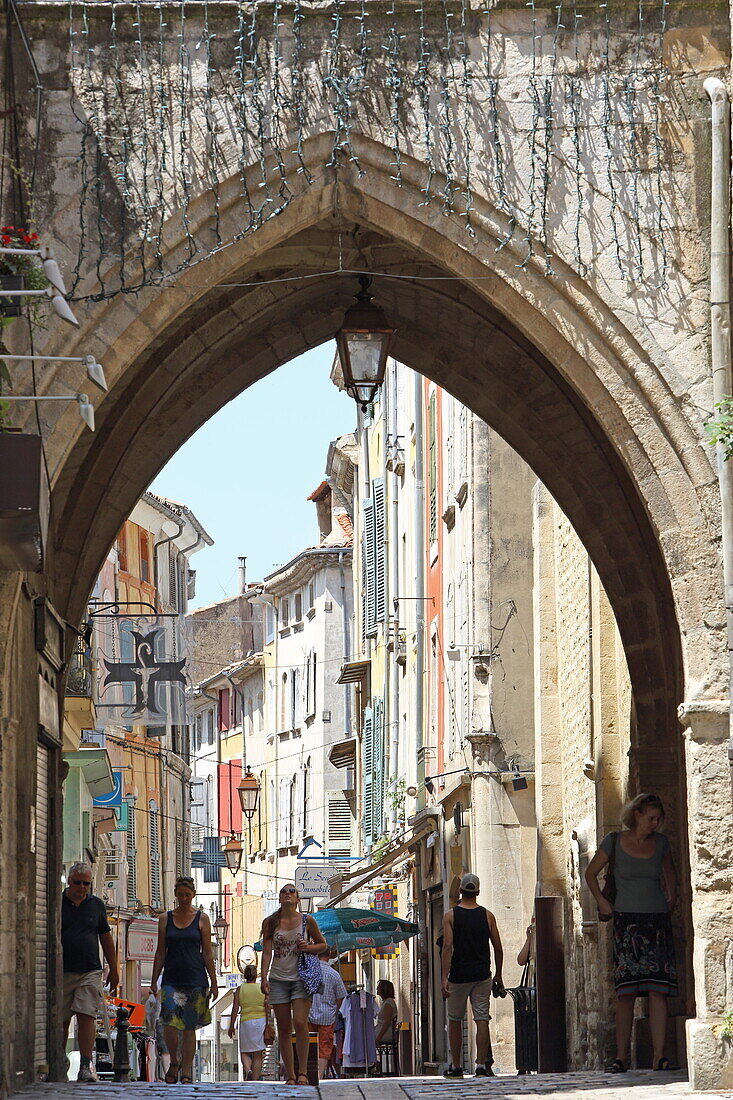 Blick durch die Porte de Saignon auf die Rue Saint-Pierre, Apt, Vaucluse, Provence-Alpes-Côte d'Azur, Frankreich