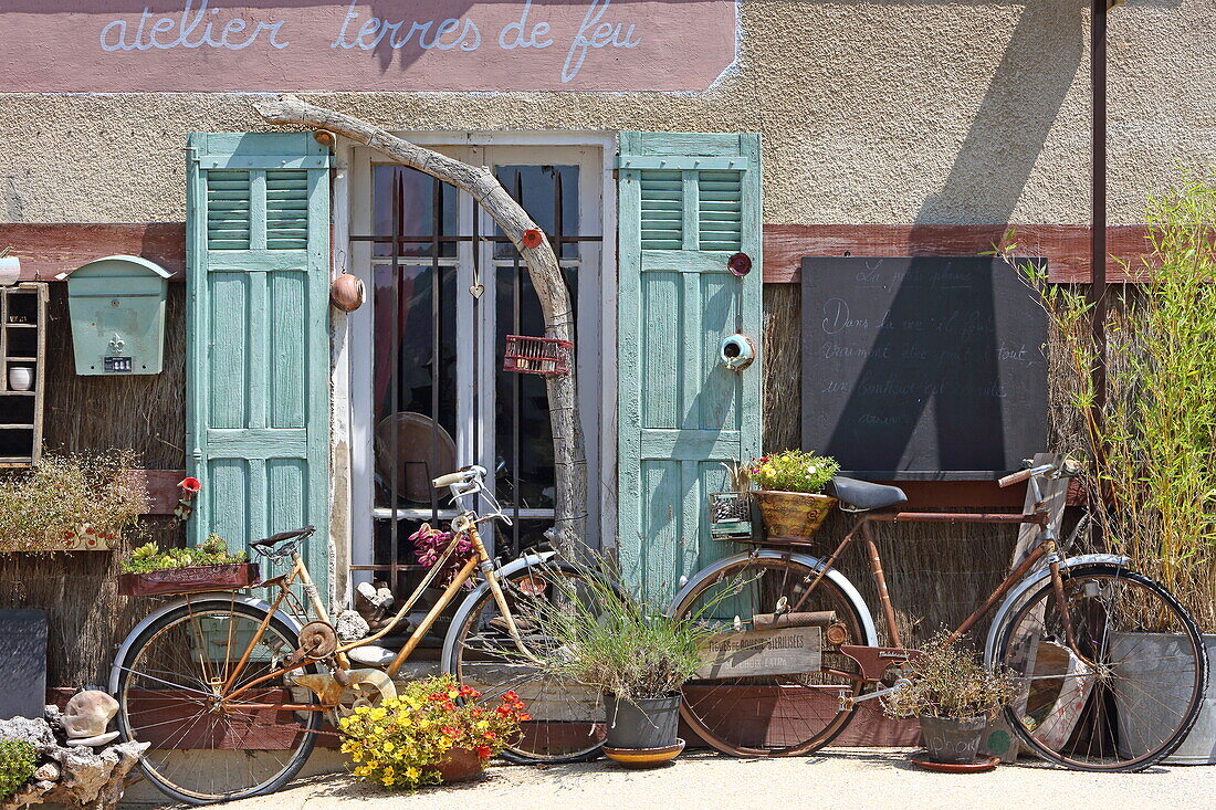 Atelierladen im Dorf Rustrel, Vaucluse, Provence-Alpes-Côte d'Azur, Frankreich