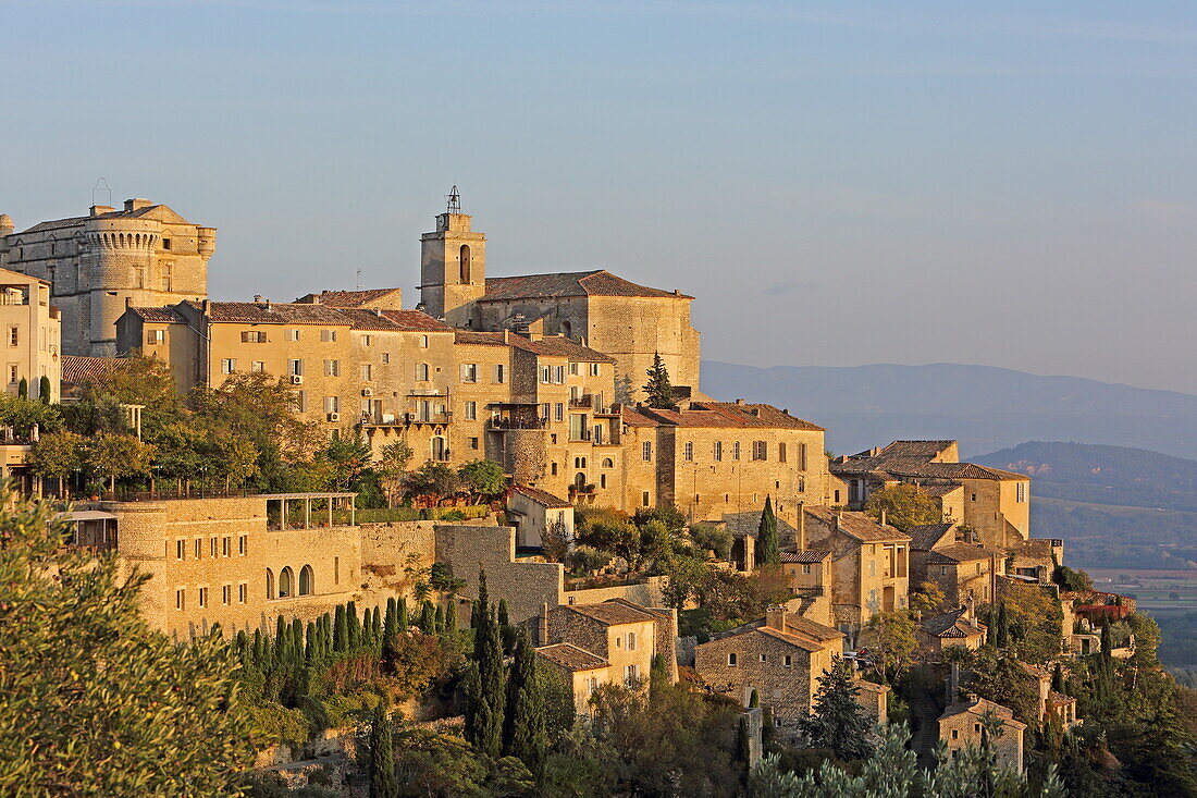 View of the village of Gordes, Vaucluse, Provence-Alpes-Côte d'Azur, France