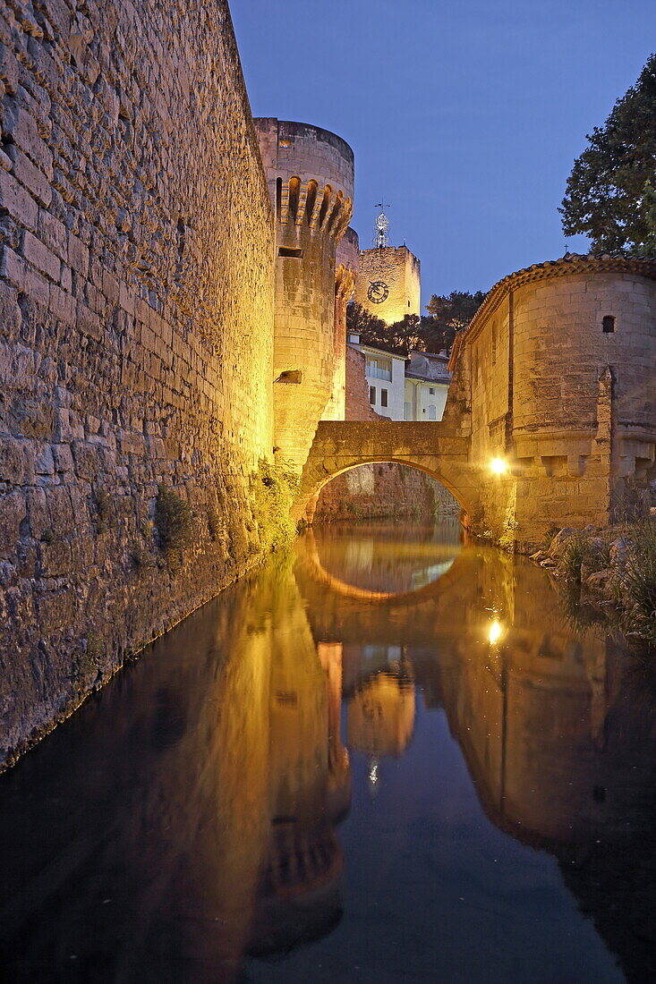 City wall with the city gate Porte Notre-Dame, Pernes-les-Fontaines, Vaucluse, Provence-Alpes-Côte d'Azur, France